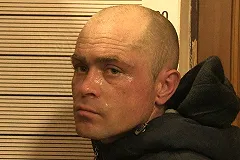 В Екатеринбурге бомжи ограбили 76-летнего пенсионера, гулявшего во дворе