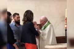 Священник ударил младенца во время обряда крещения