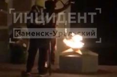 В Свердловской области подростки бросили самокат на Вечный огонь
