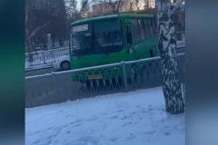 В Екатеринбурге в массовое ДТП попали два автобуса