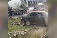 В Екатеринбурге легковушка снесла забор, вылетев на трамвайные пути