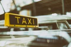 Таксисту прямо в пути урезали стоимость поездки в аэропорт Екатеринбурга
