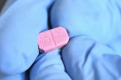 На Украине остановили девятилетнего водителя джипа с наркотиками и оружием