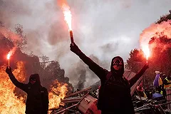 Накануне протестов во Франции нашли грузовик с бомбами и коктейлями Молотова