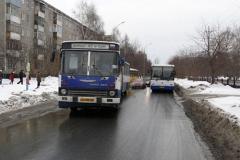 В Екатеринбурге автобус-«гармошка» вылетел на трамвайные рельсы