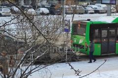 В Екатеринбурге легковушка влетела в пассажирский автобус