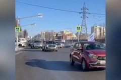 По Екатеринбургу промчалась колонна автомобилей с флагами