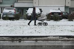 В Екатеринбурге неизвестный снял колеса с детской коляски