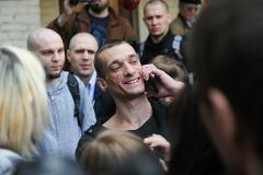 Снимок Павленского на фоне горящей двери ФСБ купили за 4500 евро
