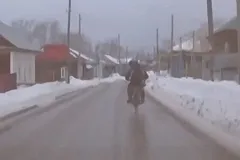 Свердловские полицейские устроили погоню за байкером-подростком — видео