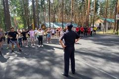 Екатеринбургские полицейские провели зарядку для детей