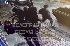 В Екатеринбурге толпа неизвестных напала на мужчину