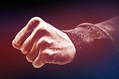 В Свердловской области уборщица ресторана сломала нос 15-летней школьнице