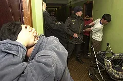 В мусоросборниках жилого дома в Москве мигранты обустроили квартиру