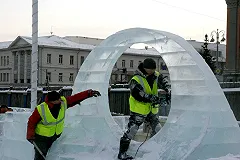 Быстро тающие миллионы: в Екатеринбурге достраивают Ледовый городок. ФОТО