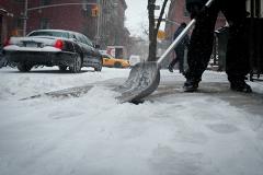 В МЧС призвали уральцев убрать снег у частных домов, чтобы избежать затопления