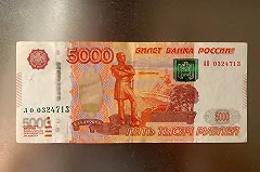 В банкоматы России произошел вброс фальшивых купюр номиналом 5000 рублей
