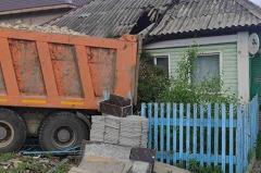 В Свердловской области грузовик протаранил жилой дом