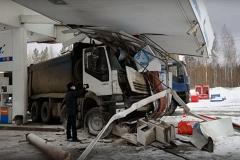 В Свердловской области грузовик разнёс заправку