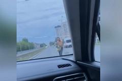 В Екатеринбурге полуголый пешеход бросается на автомобили