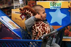 В Екатеринбурге охранники два часа продержали в магазине мать с ребенком