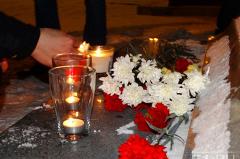 Жители Екатеринбрга зажгли свечи на Плотинке в память о жертвах теракта