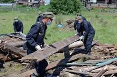Спасавший свой дом в Иркутской области от паводка мэр ушел в отставку