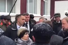 На Алтае пенсионерка встала на колени перед Медведевым