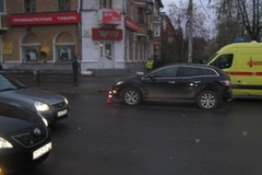 Отец с дочкой были сбиты при переходе дороги на зеленый свет