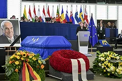 Меркель хотели запретить выступать на церемонии прощания с Колем