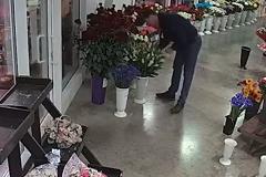 Житель Екатеринбурга самовольно поменял завядший букет и попал под «уголовку»