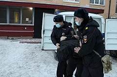 В Свердловской области пьяный мужчина напал с ножом на пассажиров трамвая