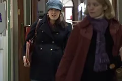 Daily Mail: Роддома Англии начали использовать термин «рожающий человек» вместо слова «мать»