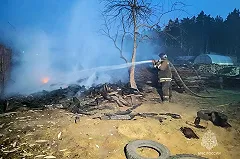 Mash: Три человека погибли в горящей деревне Курганской области