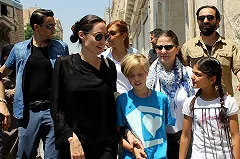 Родная дочь Джоли и Питта хочет стать мальчиком