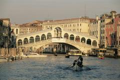 Из канала в Венеции вытащили прыгнувшую за смартфоном туристку