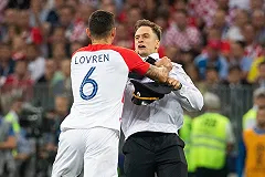 Хорватский футболист пожелал вышвырнуть активиста Pussy Riot со стадиона