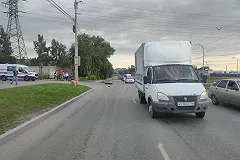 В Екатеринбурге мужчина упал с самоката на проезжую часть. Его сбили насмерть