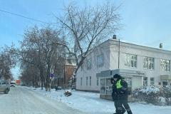 В Свердловской области сотрудники ГИБДД спасли замерзающего на дороге пенсионера