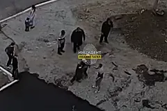 В Свердловской области дорожные рабочие побили прохожего, который испортил свежий асфальт