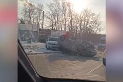 В Екатеринбурге Chevrolet перевернулся на крышу и влетел в машину автошколы