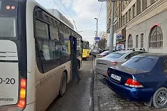 Остановку «Дом Кино» на Малышева перенесли на нелегальную парковку на тротуаре