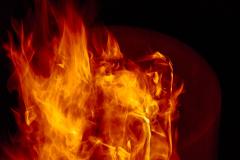Пожар начался с крыльца. Четыре человека погибли в огне в частном доме в Асбесте