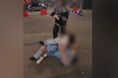 В Екатеринбурге девочки-подростки избили школьницу на парковке ТЦ