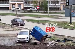 В Екатеринбурге сдуло уличный туалет, остановку и светофор