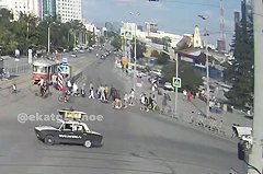 Самокатчик сбил пенсионерку в центре Екатеринбурга — видео