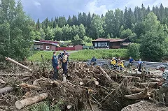 Завал из спиленных деревьев в верховье реки обнаружили в Нижних Сергах после паводка