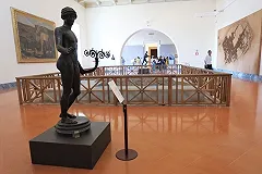 Турист при попытке сделать селфи в музее Лиссабона расколол статую XVIII века