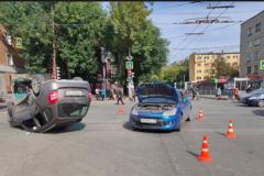 Двое 8-летних детей пострадали в Екатеринбурге в перевернувшейся машине