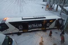 Автобус с пассажирами чуть не попал под самолёт в Кольцово